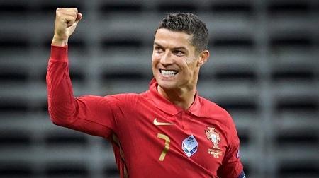 Ronaldo luôn có mặt trong danh sách những cầu thủ đẹp trai nhất thế giới trong nhiều năm